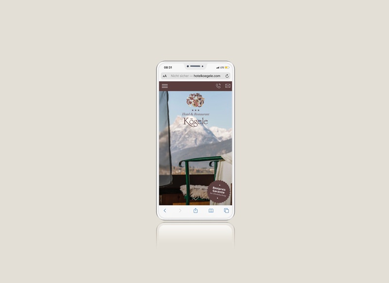 Smartphone mit geöffneter Webseite vom Hotel Kögele